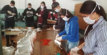 Студенти МФ донирали више од 5000 визира, 300 визира и за КБЦ Косовскa Митровицa