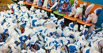 Радост празника: Студенти малишанима поделили више од 3350 пакетића