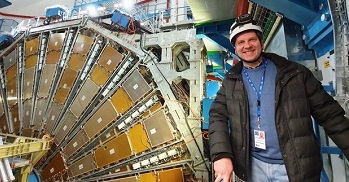 РТС: Нови српски умови –  Хватач залуталих честица (др Горан Младеновић)