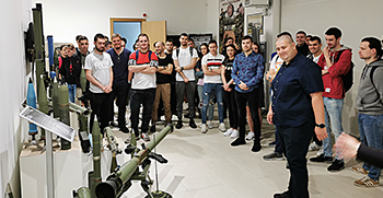Стручна посета студената изложби наоружања и војне опреме